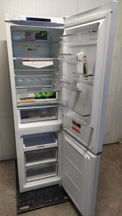 Lodówka WHIRLPOOL W7X 93A W NoFrost 367 l Biała FreshBox OUTLET 14JG14