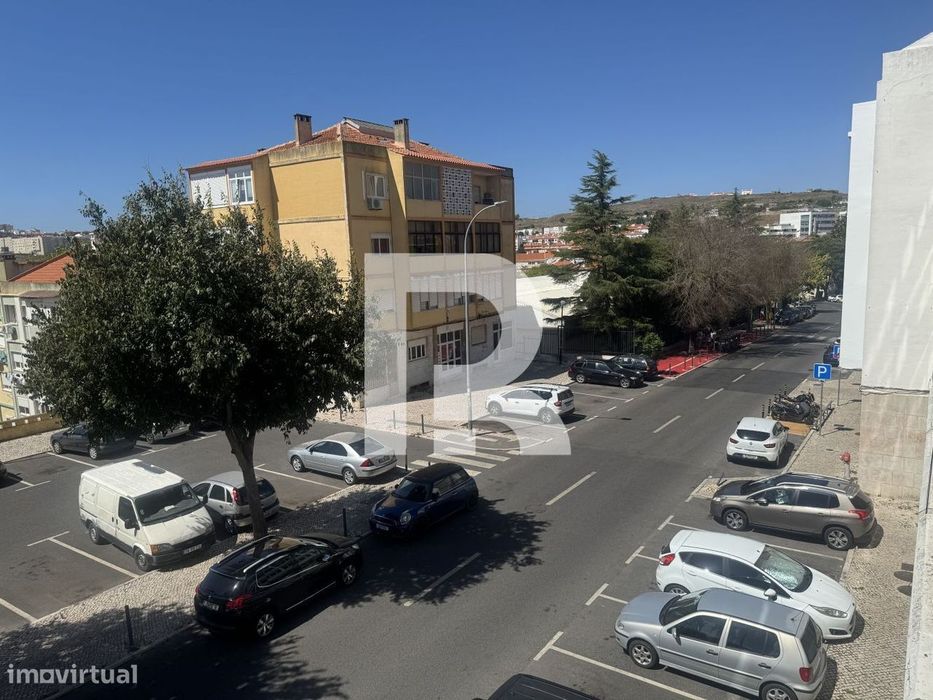 Apartamento T2 com varanda totalmente remodelado na Venteira