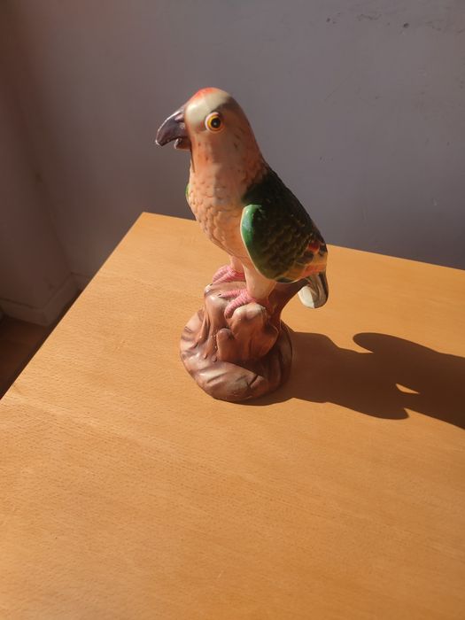 Papagaio antigo em cerâmica.