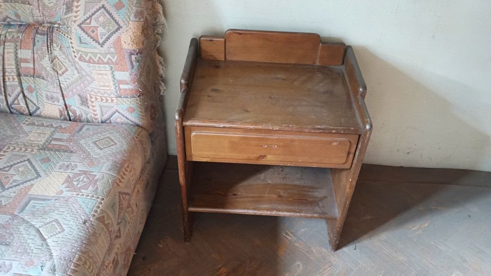 Mesinha cabeceira e sofá