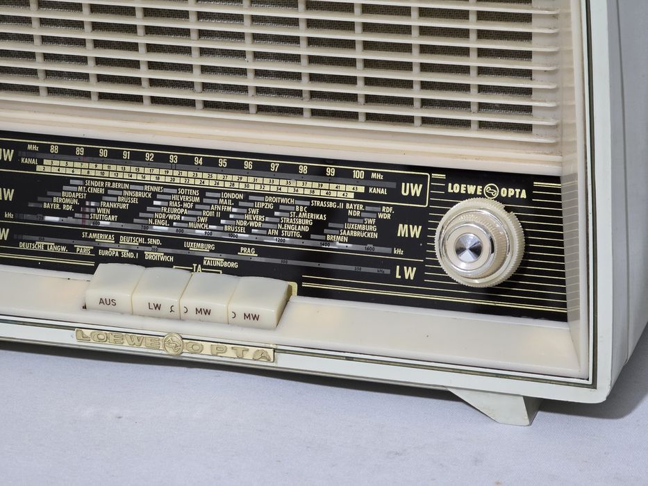 Rádio antigo reparado Loewe-Opta