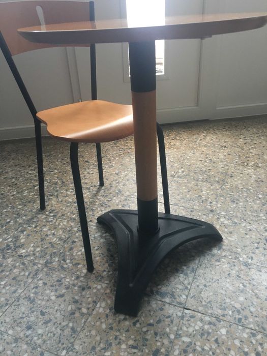 Conjunto mesa e 4 cadeiras Usadas - madeira e ferro (varandas/terraço)