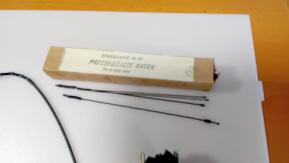 Anteny ,mikrotelefon i inne przedmioty.