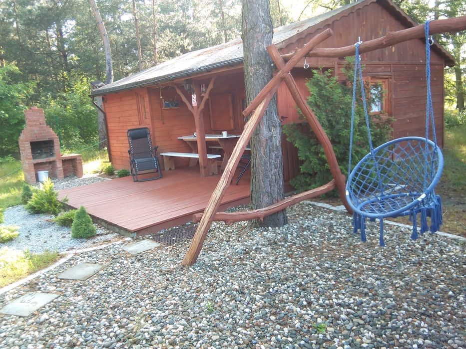 Domek nad zalewem na ogrodzonej działce.