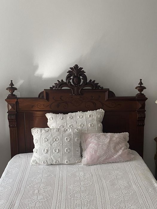Cama antiga restaurada