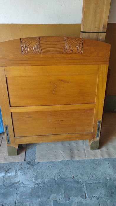 Stare łóżko drewniane