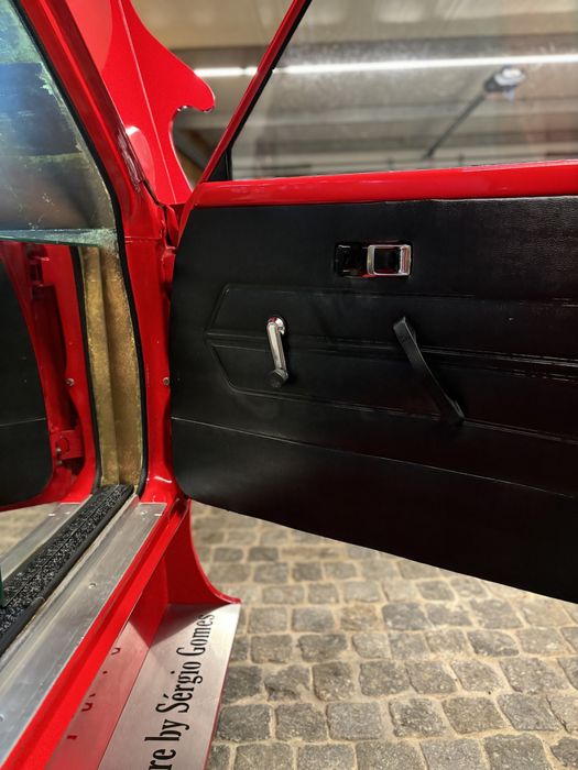 bar produzido com porta de automóvel