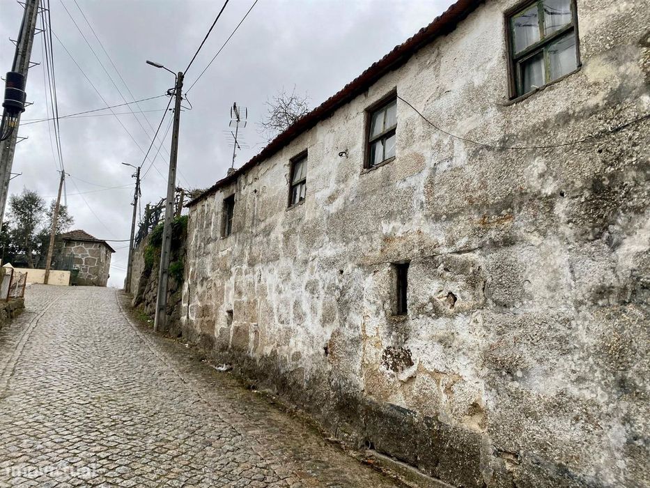 Rustic House for Restoration in Parada de Todeia, Paredes.