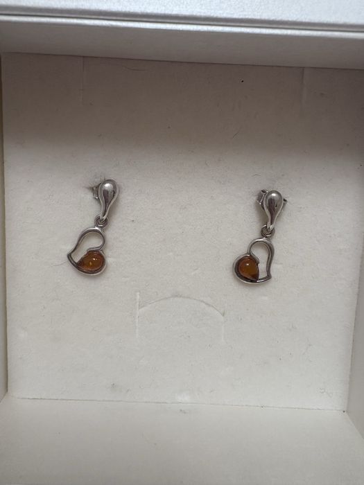 srebrne kolczyki z bursztynem