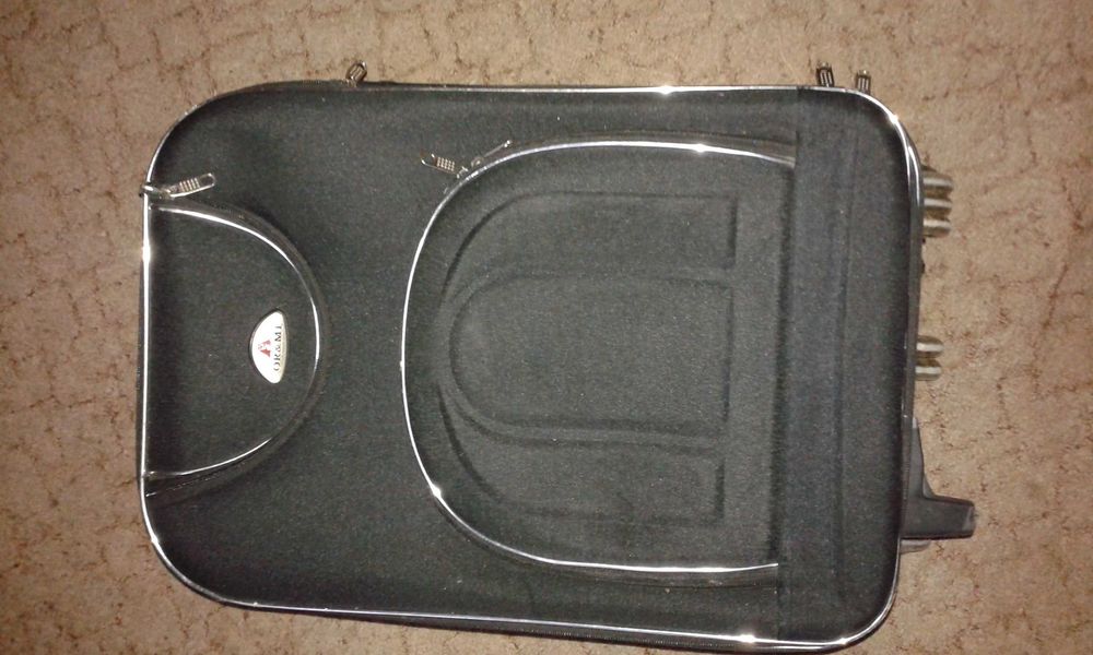 Czarna walizka na kółkach