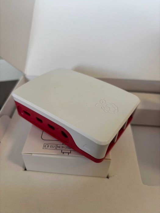 Raspberry Pi 4 8gb + Case Térmica + Kit de Secretária original (Livro, rato, teclado, cabos, sd card)