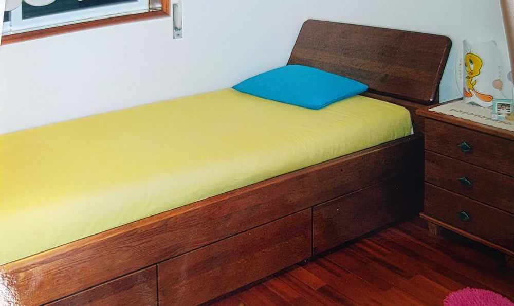 Cama solteiro e secretária