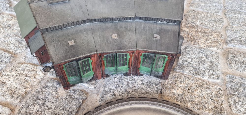 Giratoria e cocheira para comboios ho raros.