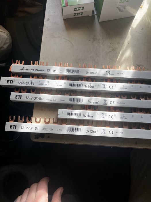 Автомати та кабеля різного розміру,шина для зєднання автоматів)