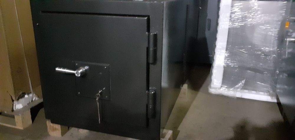 Продаю б.у  Сейф вогнезламостійкий  банківський 5 клас захисту (вибір)