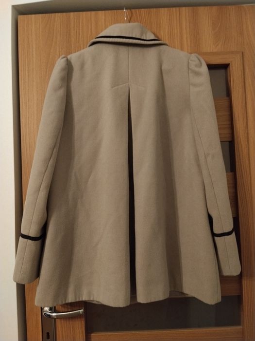 Sprzedam beżowy płaszcz flauszowy rozmiar 42