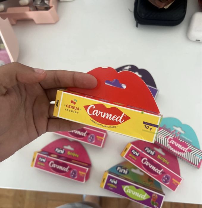 Carmed gloss de varios sabores