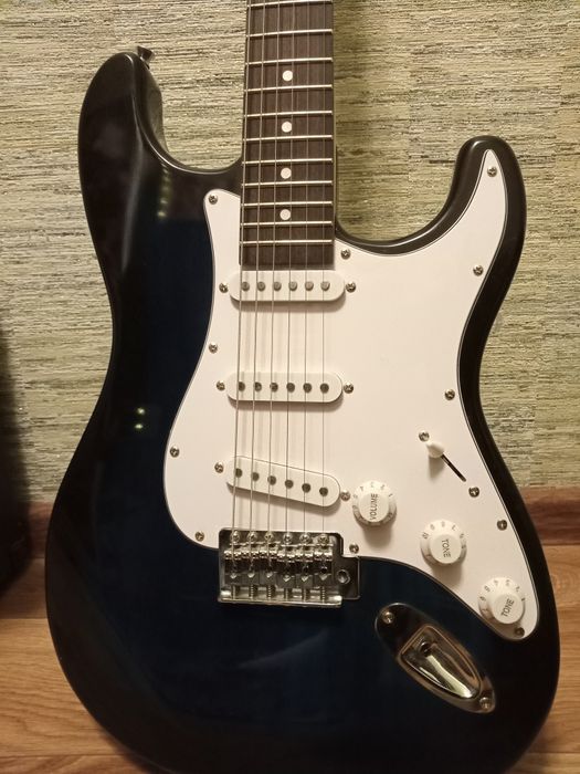 Продаю гитару с комбоусилителем