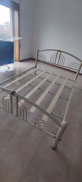 Cama de casal com colchão.