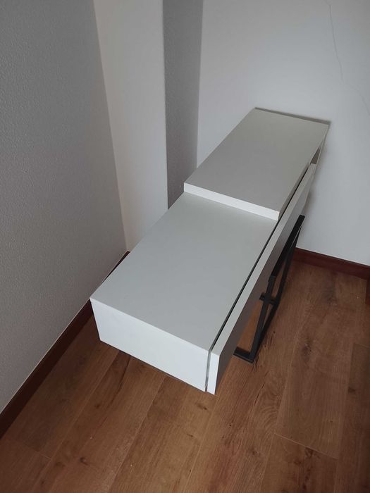 Hall de entrada suspenso com espelhos
