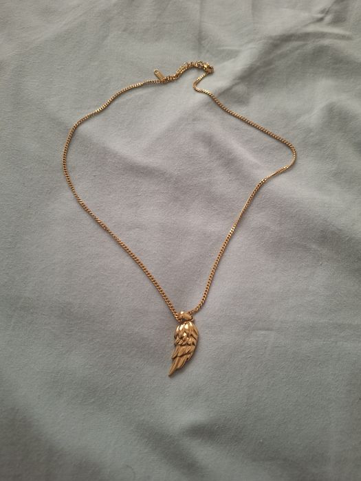 Colar dourado com pendente