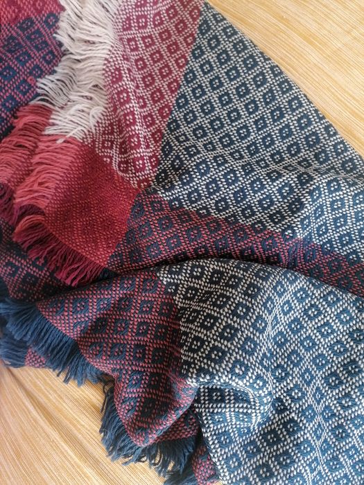 cachecol padrão losango. Cor azul, vermelho e branco