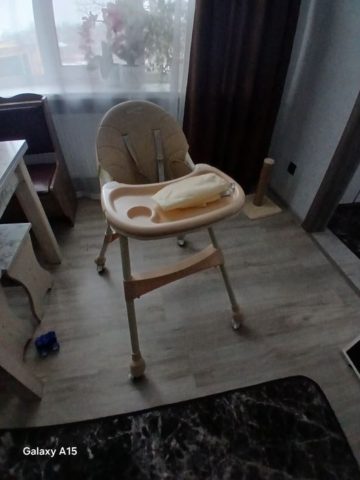 Стілець для годування KidSmile 4 в 1 з колесами, бежевий дитячий стіль