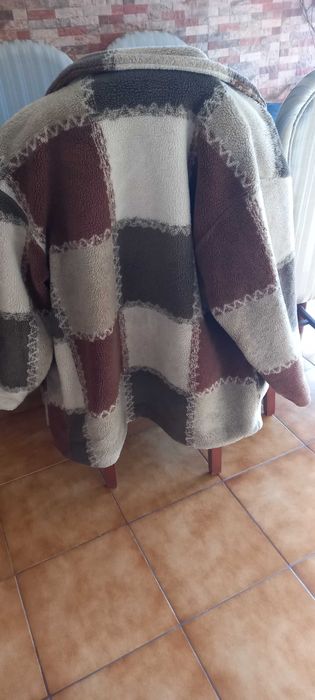 Casaco de senhora em tons castanhos e bejes