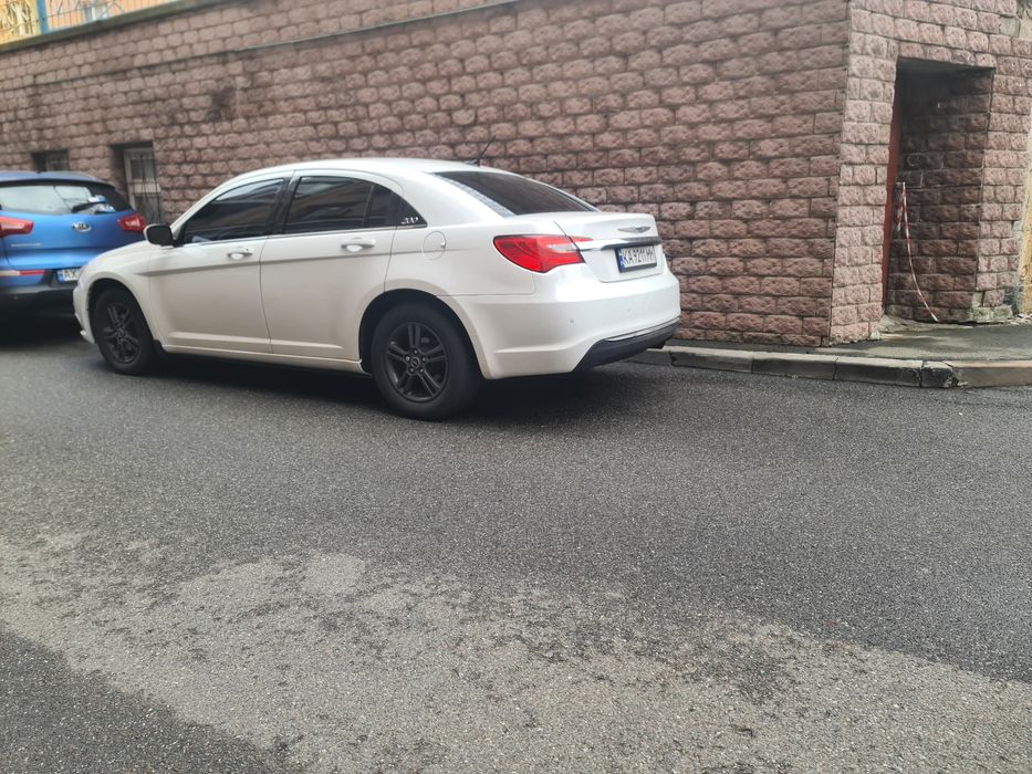 Продам свіжу автівку Крайслер 200 2014 року
