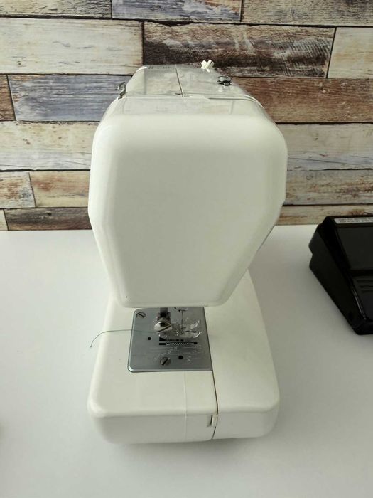 Швейна машина JANOME Jem