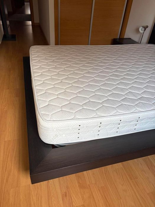 Cama de casal com mesas de cabeceira