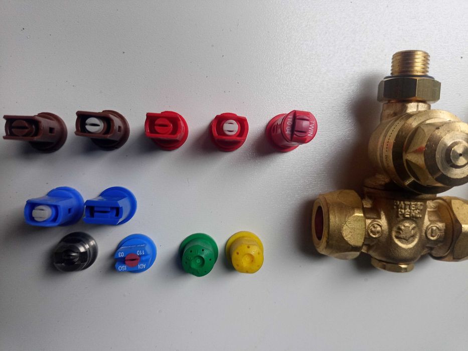 Głowica sadownicza PRL, silniczek elektryczny sekcji, dysze, turbinka