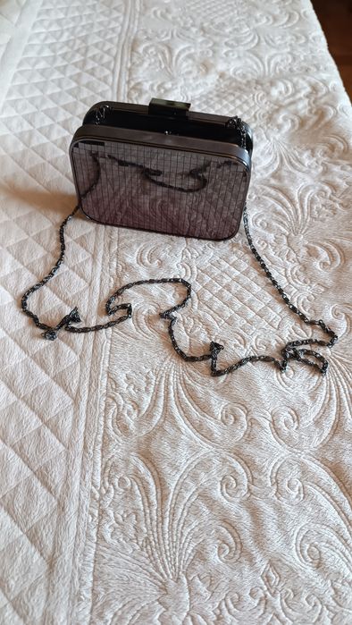 Pochete cinza metalizada da Biju