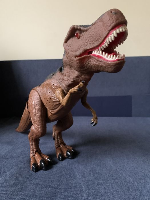 Zabawka dinozaur chodzi oraz ryczy