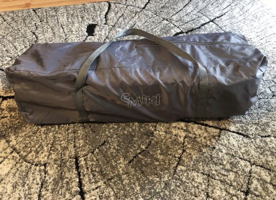 Smiki, łóżeczko turystyczne z przewijakiem i karuzelą, szare