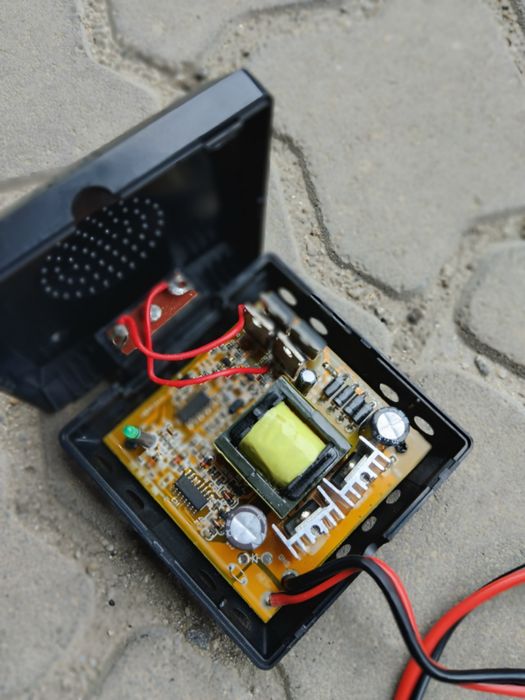 Преобразователь с 12v---220v тянет мелкую бытовую технику.