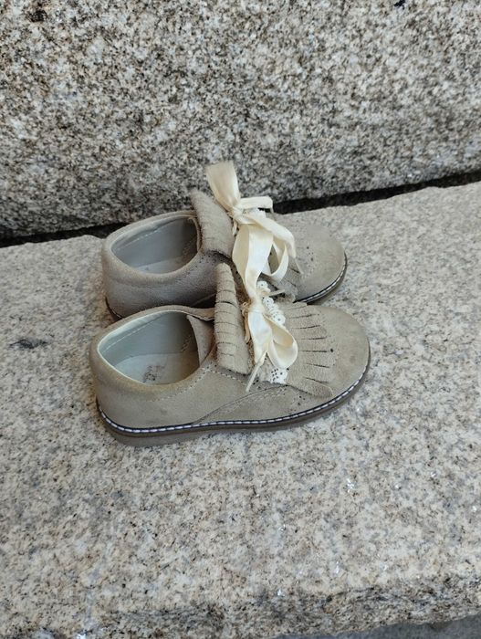 Sapatos de menina em bege