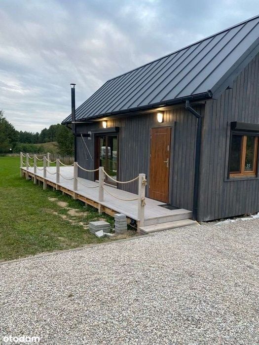 Działka z nowoczesnym domem z ogrodem, widokiem i linią brzegową