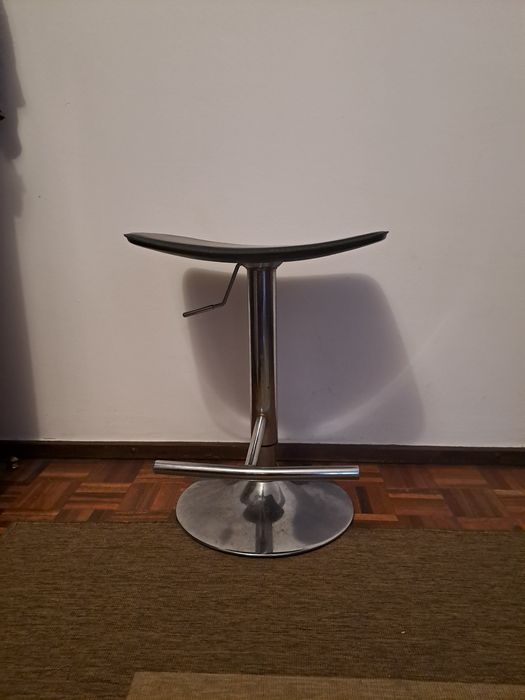 Banco giratório e ajustável em altura