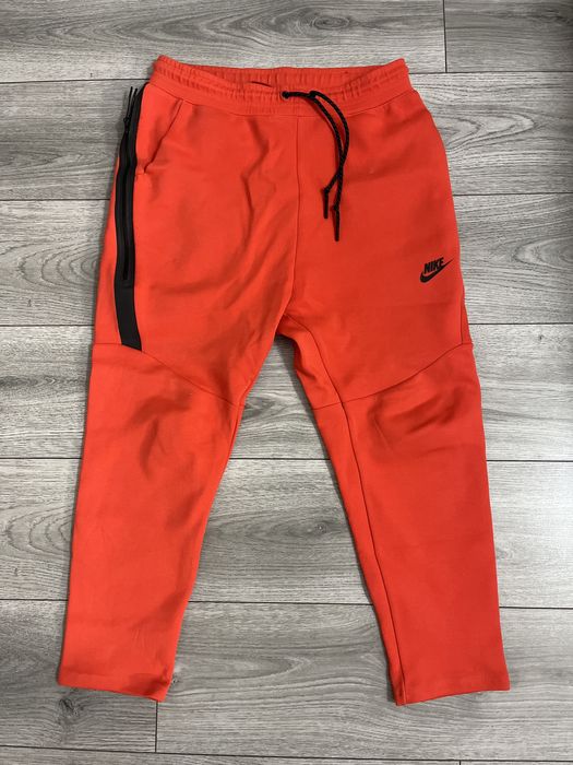 Червоні штани Nike