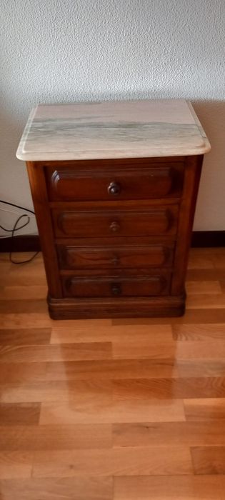 Mobília de quarto antiga em bom estado