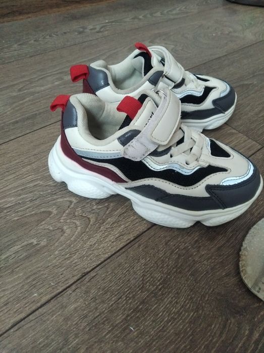 Кросівки для хлопчика  18.5 см стан хороший