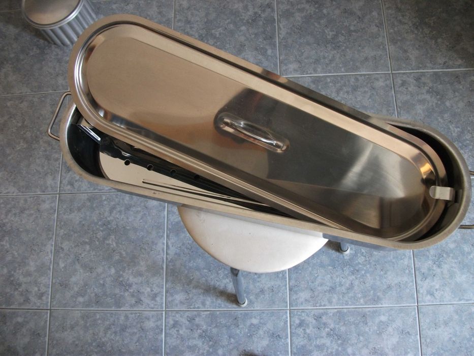 Tacho em aço inox próprio para cozer peixe inteiro.