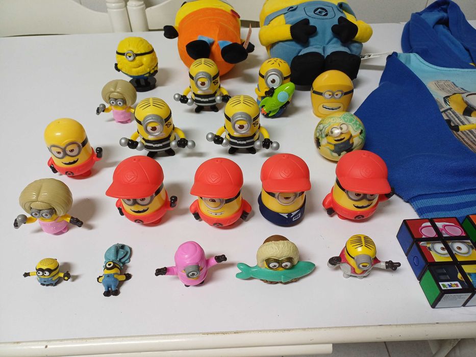 Conjunto de Minions com 18 bonecos 2 peluches 2 puzzles 1 bola 1 swet