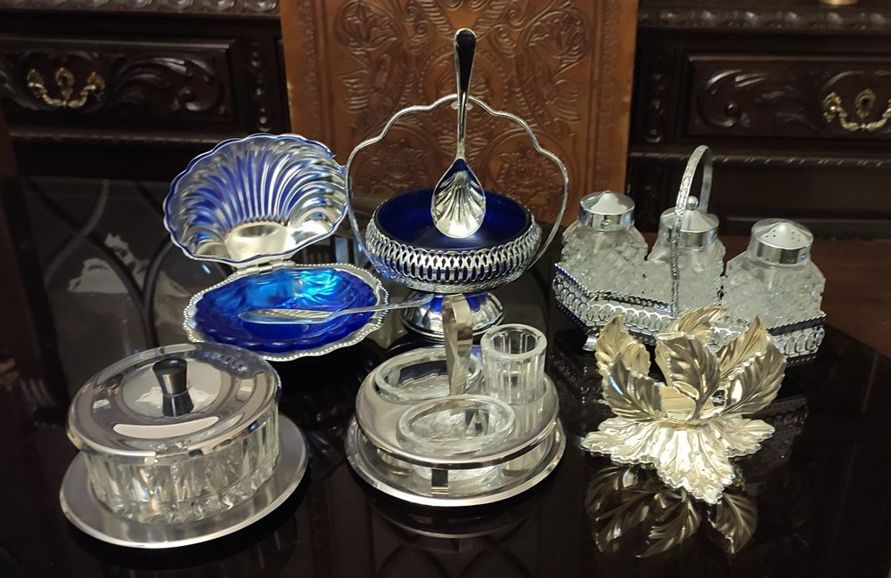 Manteigueira, saleiro, porta guardanapos, etc.