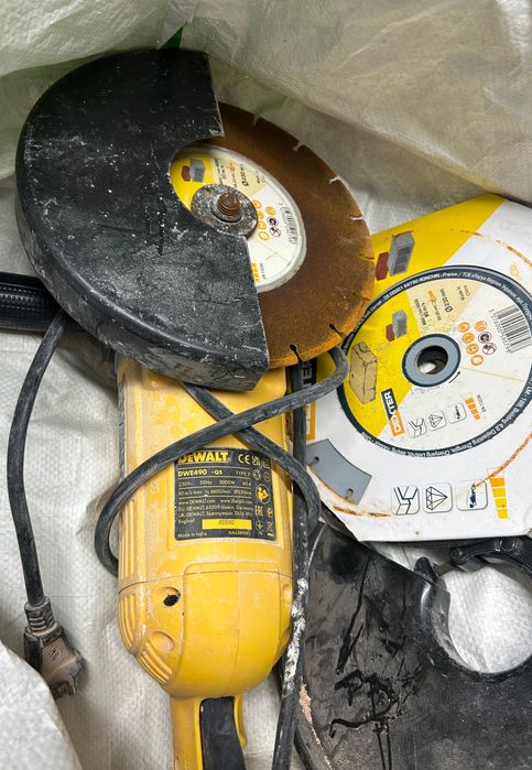 Rebarbadora DeWALT 230 MM 2000 W