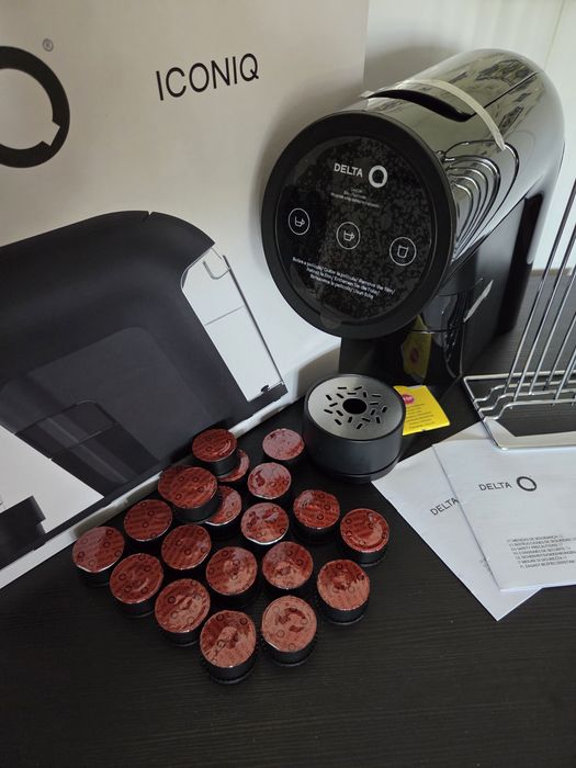Máquina de Café Delta Q Iconiq última Geração oferta de 20 cafés e suporte de Cápsulas.