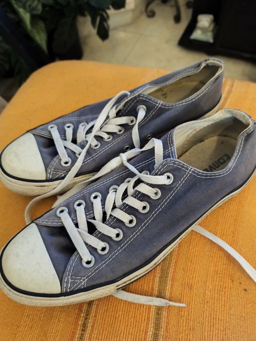 Tênis bota All Star e All Star azuis normais.