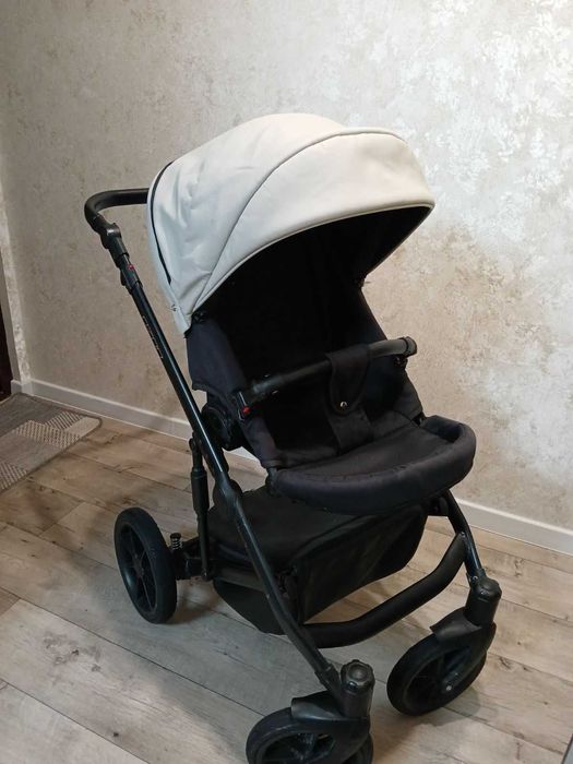 Продам каляску 2 в 1. В комплекті дощовик, москітна сітка.