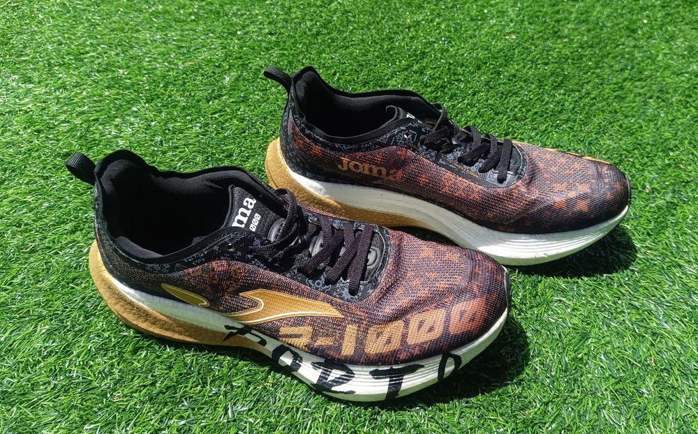 Sapatilhas Joma R-1000 da edição especial da Maratona do Porto 2024.